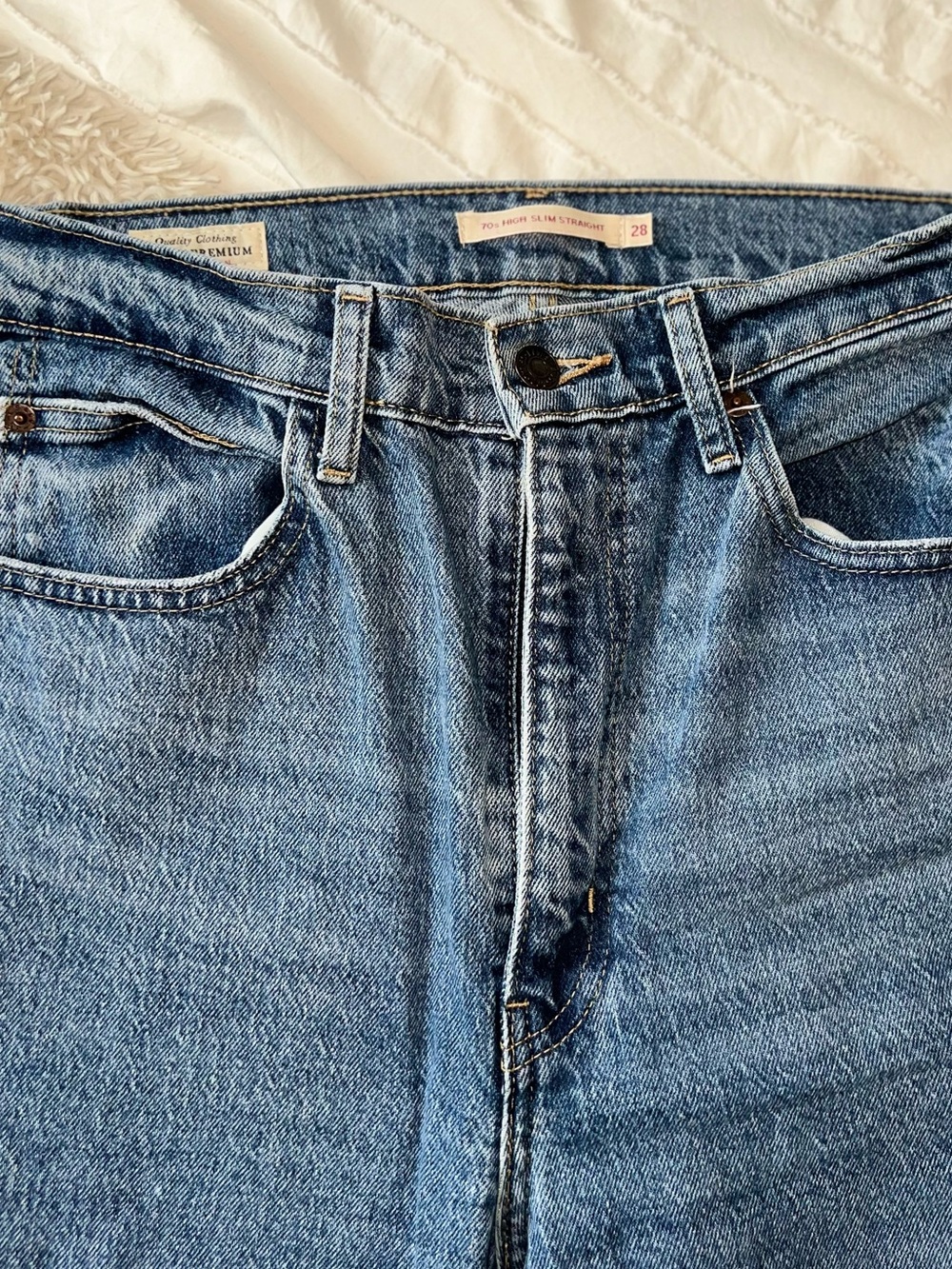 Levi's women’s 70s high slim straight Classic Blue Straight-Leg Jeans - Picture 5 of 7